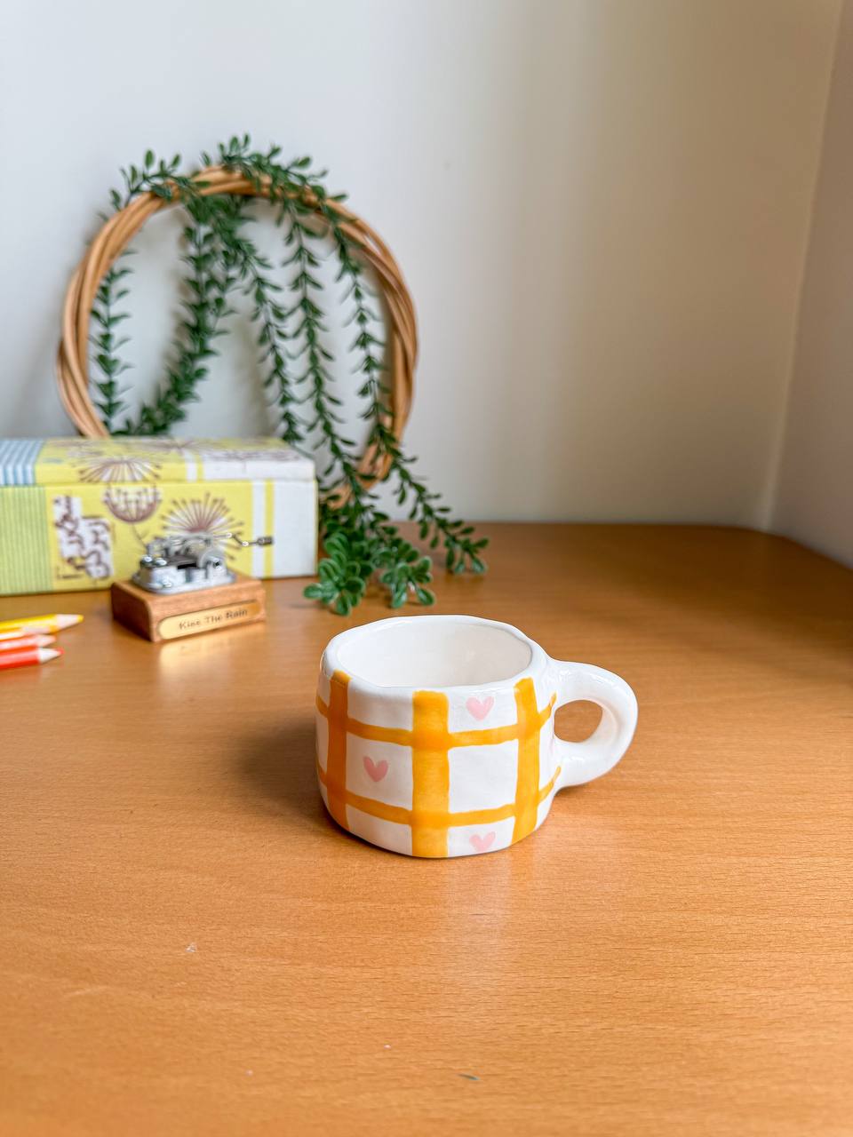 ماگ دستساز سرامیکی راه راه نارنجی و قلبی